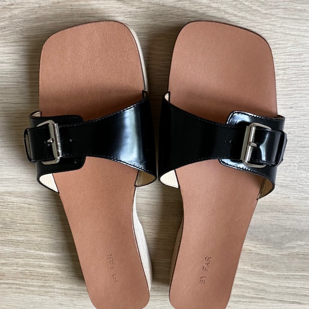 BY FAR - SAM BUCKLED SEMI PATENT LEATHER SLIDES - BLACK - SIZE 39 - Picture 4 of 5